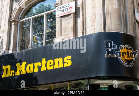 Londres. ROYAUME-UNI- 04.09.2023. La façade du magasin de détail d'Oxford Street du fabricant britannique de chaussures Dr. Martens. Banque D'Images