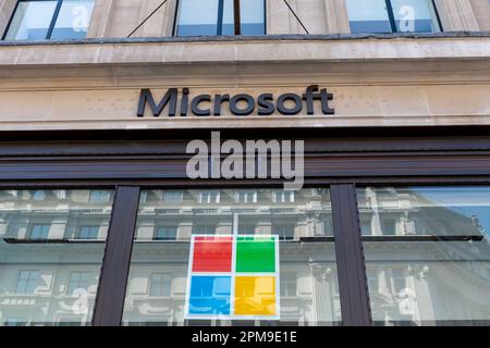 Londres. ROYAUME-UNI- 04.09.2023. La boutique Microsoft d'Oxford Circus présentant le nom et le logo de la société, ainsi que la marque commerciale. Banque D'Images