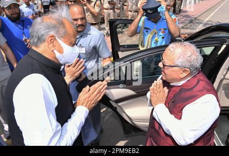 Jaipur, Inde. 12th avril 2023. (4/12/2023) le ministre en chef du Rajasthan, Ashok Gehlot, et le gouverneur, Kalraj Mishra, lors de la cérémonie de clôture du train Vande Bharat Express reliant Ajmer et Delhi Cantt., à Jaipur. Le Premier ministre Narendra Modi a pratiquement arrêté le train. Il s'agit du premier et du quinzième train Vande Bharat du pays à être lancé par Rajasthan. (Photo de Fabrizio Andrea Bertani/Pacific Press/Sipa USA) crédit: SIPA USA/Alay Live News Banque D'Images