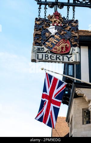 Londres. ROYAUME-UNI- 04.09.2023. Le nom sur la façade du célèbre grand magasin de luxe britannique Liberty. Banque D'Images