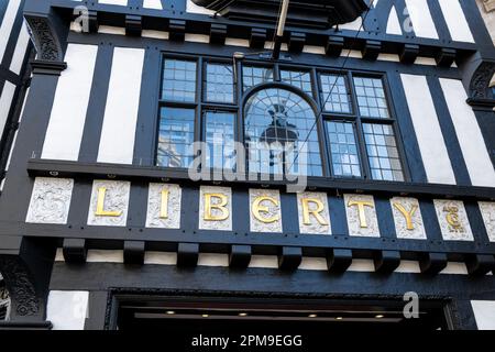 Londres. ROYAUME-UNI- 04.09.2023. Le nom sur la façade du célèbre grand magasin de luxe britannique Liberty. Banque D'Images