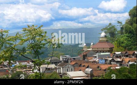 Vue panoramique sur le village avec un fond montagneux et un ciel bleu nuageux à Wonosobo, Central Java, Indonésie Banque D'Images