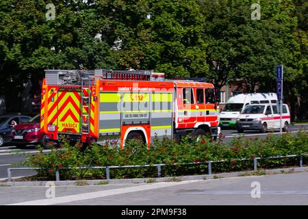 HAVIROV, RÉPUBLIQUE TCHÈQUE - 2 SEPTEMBRE 2022 : camion de brigade de tir Tatra TerrNo1 CAS20 240 S2T à Havirov, République Tchèque avec effet de flou de mouvement Banque D'Images