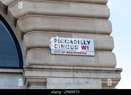 Un panneau pour Piccadilly Circus à Westminster, Londres, Royaume-Uni. Une destination touristique célèbre. Banque D'Images