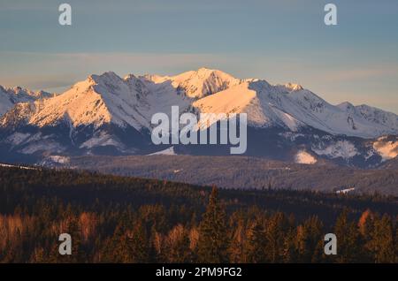 Panorama charmant des montagnes polonaises Tatra le matin. Vue sur les Tatras de l'Ouest depuis le village de Lapszanka, Pologne. Banque D'Images