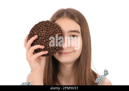 Jeune belle fille dans une robe à pois avec une assiette, isolée sur un fond blanc. La plaque est faite de grains de café. Photo haute résolution. Fu Banque D'Images