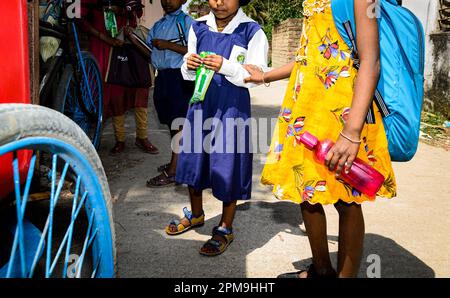 Tehatta, Bengale-Occidental, Inde. 11th avril 2023. La saison estivale de cette année devrait battre des records en Inde. Le mois de février a été le plus chaud depuis que les records météorologiques ont commencé à être maintenus en 1901, selon le Département météorologique de l'Inde (IMD). IMD a indiqué qu'un nombre significativement plus élevé de jours de canicule d'avril à juin est prévu dans certaines parties du Bihar, du Jharkhand, de l'Uttar Pradesh, de l'Odisha, du Bengale occidental, Chhattisgarh, Maharashtra, Gujarat, Punjab et Haryana. L'IMD a averti qu'il y aurait une augmentation progressive de deux à quatre degrés Celsius au cours des cinq prochains jours dans le pays. Les étudiants et leurs Banque D'Images