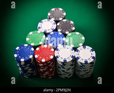 Pile de jetons de poker sur table verte Banque D'Images