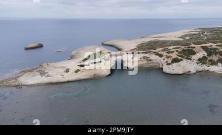 Vue aérienne du rocher de s'Archittu di Santa Caterina dans la province d'Oristano, Sardaigne, Italie Banque D'Images