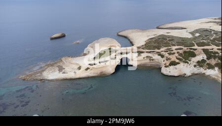 Vue aérienne du rocher de s'Archittu di Santa Caterina dans la province d'Oristano, Sardaigne, Italie Banque D'Images