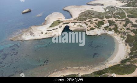 Vue aérienne du rocher de s'Archittu di Santa Caterina dans la province d'Oristano, Sardaigne, Italie Banque D'Images