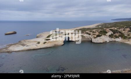 Vue aérienne du rocher de s'Archittu di Santa Caterina dans la province d'Oristano, Sardaigne, Italie Banque D'Images