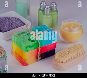 Produits de beauté mélangés sur une surface de salle de bains blanche. Banque D'Images