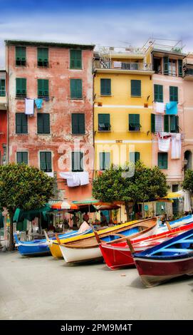 Des bateaux colorés sur la place de la ville du beau village de Vernazza en Ligurie, en Italie, l'un des cinq villages "Cinque Terre" Banque D'Images