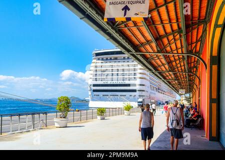 Rio de Janeiro, Brésil - 4 avril 2023: Terminal de croisière. Bateau de croisière MSC Fantasia amarré dans le port. Banque D'Images