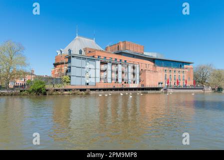 Le Royal Shakespeare Theatre est situé sur les rives de la rivière Avon, à Stratford-upon-Avon, dans le Warwickshire, en Angleterre Banque D'Images