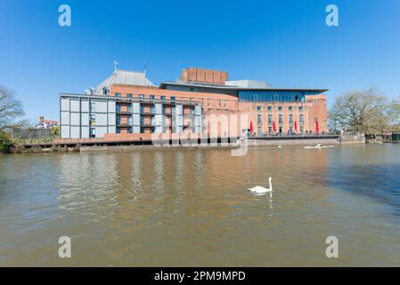 Le Royal Shakespeare Theatre est situé sur les rives de la rivière Avon, à Stratford-upon-Avon, dans le Warwickshire, en Angleterre Banque D'Images