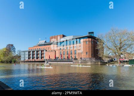 Le Royal Shakespeare Theatre est situé sur les rives de la rivière Avon, à Stratford-upon-Avon, dans le Warwickshire, en Angleterre Banque D'Images