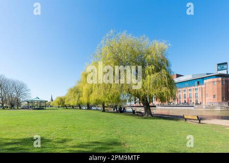 Le Royal Shakespeare Theatre est situé sur les rives de la rivière Avon, à Stratford-upon-Avon, dans le Warwickshire, en Angleterre Banque D'Images