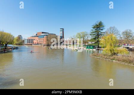 Le Royal Shakespeare Theatre est situé sur les rives de la rivière Avon, à Stratford-upon-Avon, dans le Warwickshire, en Angleterre Banque D'Images