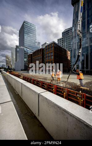 AMSTERDAM - le béton est coulé sur le site de construction de Zuidasdok. Le béton sera versé toute la journée pour le futur Brittenpassage à la station Amsterdam Zuid. Le Brittenpassage est en cours de construction pour gérer le flux croissant de passagers devant la gare. ANP KOEN VAN WEEL pays-bas hors - belgique hors Banque D'Images