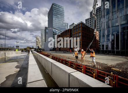 AMSTERDAM - le béton est coulé sur le site de construction de Zuidasdok. Le béton sera versé toute la journée pour le futur Brittenpassage à la station Amsterdam Zuid. Le Brittenpassage est en cours de construction pour gérer le flux croissant de passagers devant la gare. ANP KOEN VAN WEEL pays-bas hors - belgique hors Banque D'Images