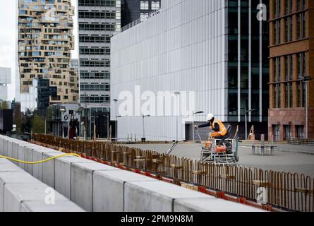 AMSTERDAM - le béton est coulé sur le site de construction de Zuidasdok. Le béton sera versé toute la journée pour le futur Brittenpassage à la station Amsterdam Zuid. Le Brittenpassage est en cours de construction pour gérer le flux croissant de passagers devant la gare. ANP KOEN VAN WEEL pays-bas hors - belgique hors Banque D'Images