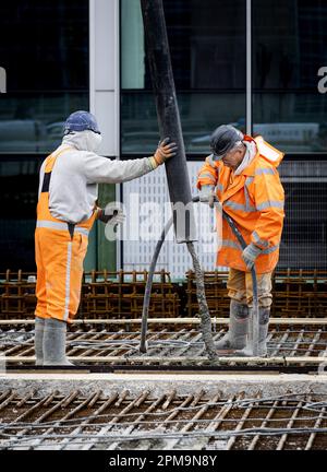 AMSTERDAM - le béton est coulé sur le site de construction de Zuidasdok. Le béton sera versé toute la journée pour le futur Brittenpassage à la station Amsterdam Zuid. Le Brittenpassage est en cours de construction pour gérer le flux croissant de passagers devant la gare. ANP KOEN VAN WEEL pays-bas hors - belgique hors Banque D'Images