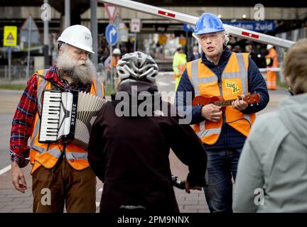 AMSTERDAM - les cyclistes attendent un camion de béton pour passer. Le béton sera versé toute la journée pour le futur Brittenpassage à la station Amsterdam Zuid. Le Brittenpassage est en cours de construction pour gérer le flux croissant de passagers devant la gare. ANP KOEN VAN WEEL pays-bas hors - belgique hors Banque D'Images