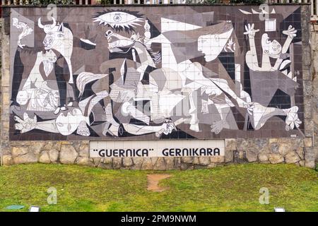 Guernica, Espagne - le 4 AVRIL 2022 : un mur de céramique à Gernika rappelle les bombardements de la guerre civile espagnole. Banque D'Images