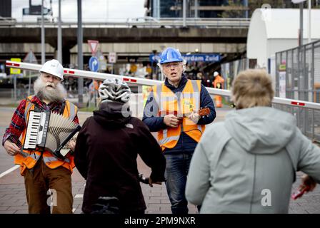 AMSTERDAM - les cyclistes attendent un camion de béton pour passer. Le béton sera versé toute la journée pour le futur Brittenpassage à la station Amsterdam Zuid. Le Brittenpassage est en cours de construction pour gérer le flux croissant de passagers devant la gare. ANP KOEN VAN WEEL pays-bas hors - belgique hors Banque D'Images