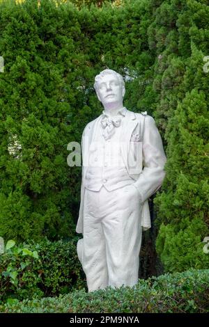 Nagasaki, Japon - 1 avril 2023 : statue en amoureux jardin du compositeur Giacomo Puccini, célèbre pour son opéra Madame Butterfly à Nagasaki. Créé par chabp Banque D'Images