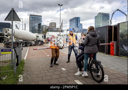 AMSTERDAM - les cyclistes attendent un camion de béton pour passer. Le béton sera versé toute la journée pour le futur Brittenpassage à la station Amsterdam Zuid. Le Brittenpassage est en cours de construction pour gérer le flux croissant de passagers devant la gare. ANP KOEN VAN WEEL pays-bas hors - belgique hors Banque D'Images
