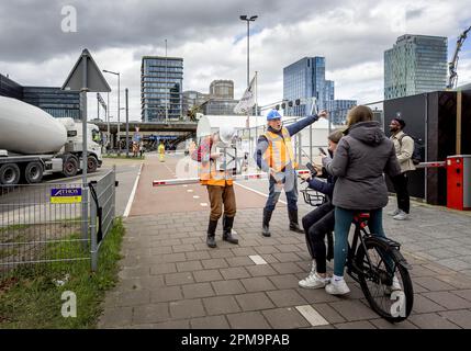 AMSTERDAM - les cyclistes attendent un camion de béton pour passer. Le béton sera versé toute la journée pour le futur Brittenpassage à la station Amsterdam Zuid. Le Brittenpassage est en cours de construction pour gérer le flux croissant de passagers devant la gare. ANP KOEN VAN WEEL pays-bas hors - belgique hors Banque D'Images