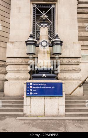 Gros plan d'un monument commémoratif aux hommes et femmes de service déchus de WW2 à l'extérieur de l'entrée de la gare de Waterloo, Waterloo, Londres, SE1, Angleterre, ROYAUME-UNI Banque D'Images