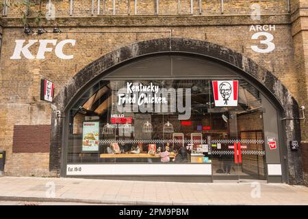 Un restaurant de restauration rapide Colonel Saunders Kentucky Friend Chicken dans l'une des arches à l'extérieur de la gare de Waterloo à Waterloo, Londres, SE1, Angleterre, Royaume-Uni Banque D'Images
