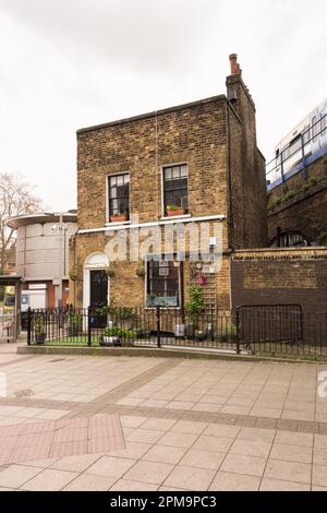 Une maison mitoyenne solitaire « orpheline » à gauche à l'extérieur de la gare de Waterloo, Southbank, Londres, SE1, Angleterre, ROYAUME-UNI Banque D'Images