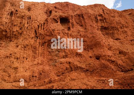 Relief érodé coloré des montagnes de l'Altaï dans un lieu touristique populaire appelé Mars, Chagan-Uzun, République de l'Altaï, Russie Banque D'Images