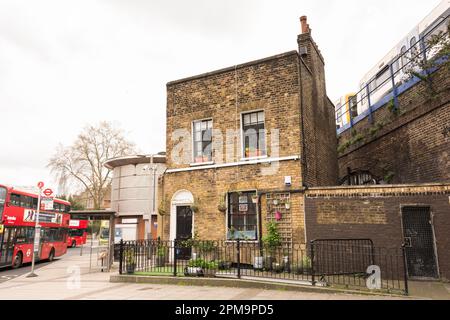 Une maison mitoyenne solitaire « orpheline » à gauche à l'extérieur de la gare de Waterloo, Southbank, Londres, SE1, Angleterre, ROYAUME-UNI Banque D'Images