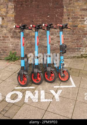 E-friendly les scooters électriques Dott garés dans une baie désignée à l'extérieur de la gare de Waterloo, Lambeth, Londres, SE1, Angleterre, ROYAUME-UNI Banque D'Images