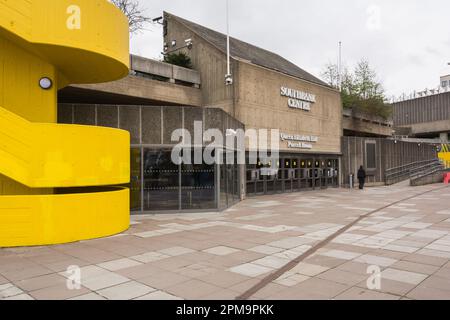 Escalier jaune et salle Queen Elizabeth Hall et Purcell au centre Southbank, Belvedere Road, Lambeth, Londres, SE1, ROYAUME-UNI, Banque D'Images