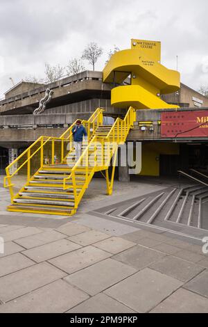 Escalier jaune au centre de Southbank, Belvedere Road, Lambeth, Londres, SE1, ROYAUME-UNI, Banque D'Images