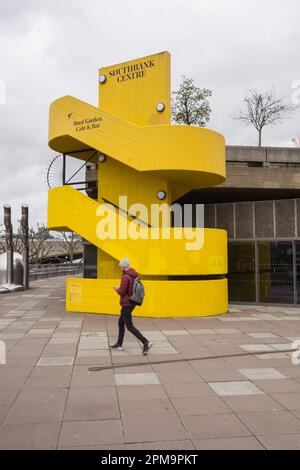 Escalier jaune au centre de Southbank, Belvedere Road, Lambeth, Londres, SE1, ROYAUME-UNI, Banque D'Images