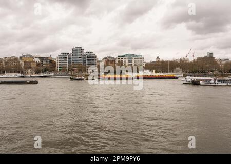 Redoute, un remorqueur de la Tamise qui tire les barges de conteneurs de Cory le long de la Tamise vers le Waterloo Bridge, Londres, Angleterre, Royaume-Uni Banque D'Images