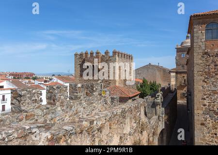 Cáceres Espagne - 09 12 2021: Vue sur la forteresse médiévale et la tour Bujaco, l'emblématique Torre Bujaco, un bâtiment du patrimoine sur la Plaza Mayor dans la ville de Cáceres do Banque D'Images