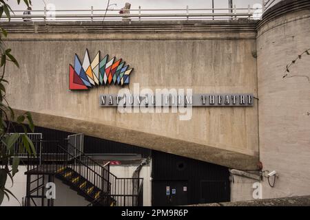 Gros plan de la signalisation du National film Theatre sur le Waterloo Bridge sur Southbank, Londres, SE1, Angleterre, Royaume-Uni Banque D'Images