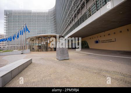 Le bâtiment Berlaymont vu du rond-point Robert Schuman. Le Berlaymont est un immeuble de bureaux situé à Bruxelles, en Belgique, qui abrite le siège social Banque D'Images