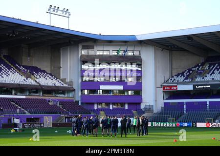 BRUXELLES - 12/04/2023, l'équipe AZ pendant la session de formation avant la finale du quart de finale de la Conférence de l'UEFA contre le RSC Anderlecht au stade du parc Lotto sur 12 avril 2023 à Bruxelles, Belgique. ANP ED VAN DE POL Banque D'Images