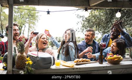 Des amis multiculturels branchés qui s'amusent à boire et à danser, des boissons alimentaires concept de style de vie avec des jeunes millenial au chiringuito cool sur happ Banque D'Images