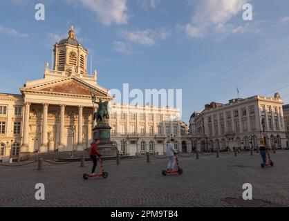 Les scooters électriques passent devant le Palais royal de Bruxelles (français: Palais royal de Bruxelles, néerlandais: Koninklijk Paleis van Brussel, allemand: Köni Banque D'Images